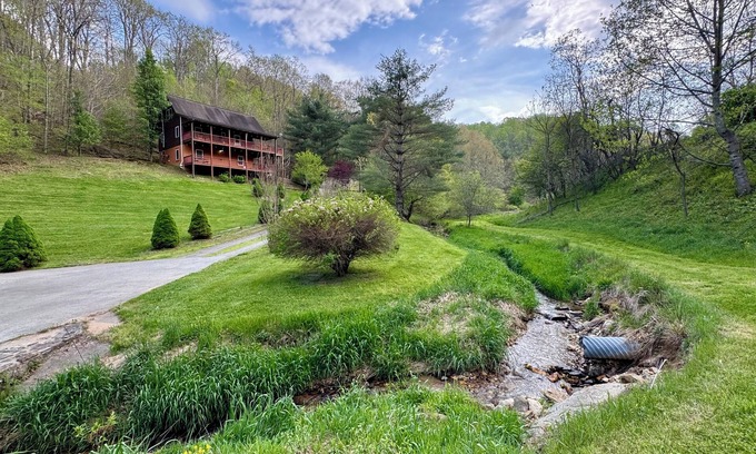 Grassy Creek Cabin | Mountain Retreat Cozy 3-bedroom Cabin - minutes to the New River. Pet friendly!