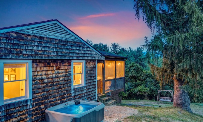 Luray House | Mountain retreat w/hot tub, sauna, projector, close to river and 25 to NP!