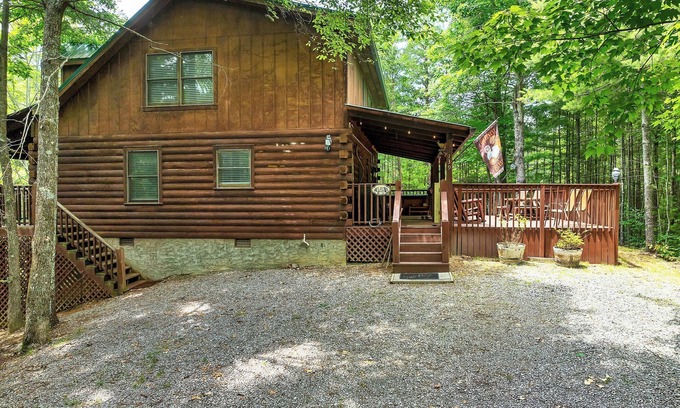 Townsend Cabin | Mountain Retreat with 2 Kings, Loft with Pool Table, Wifi, and minutes from PF