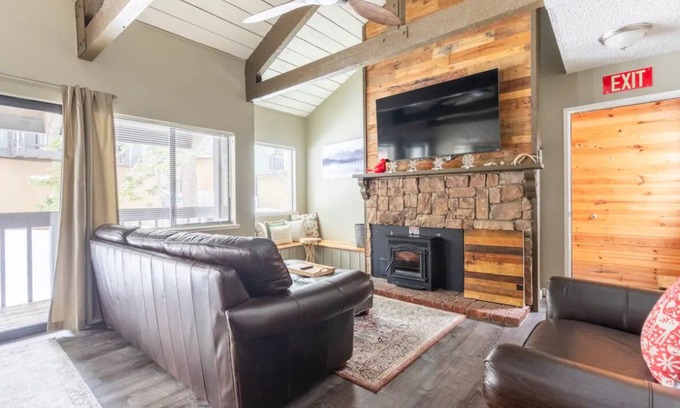 Majestic Pines House | Mountain rustic charm surrounds you. Sleeps 6 comfortably and townhome style
