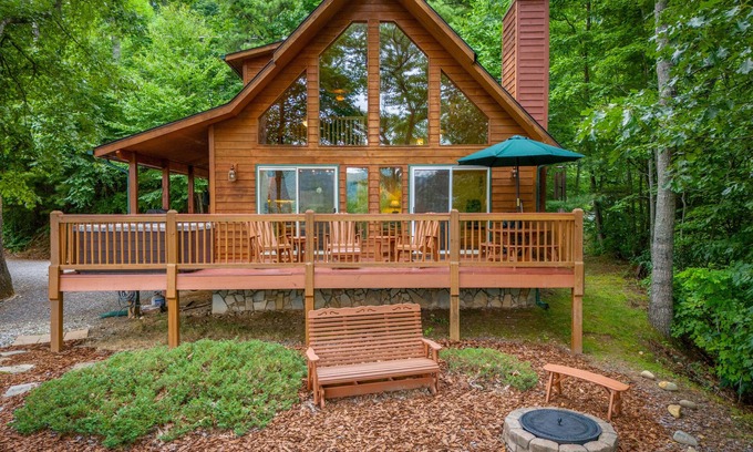 Maggie Valley Cabin | Mountain Serenity: Secluded Treehouse Retreat w/Hot Tub & Breathtaking Views!