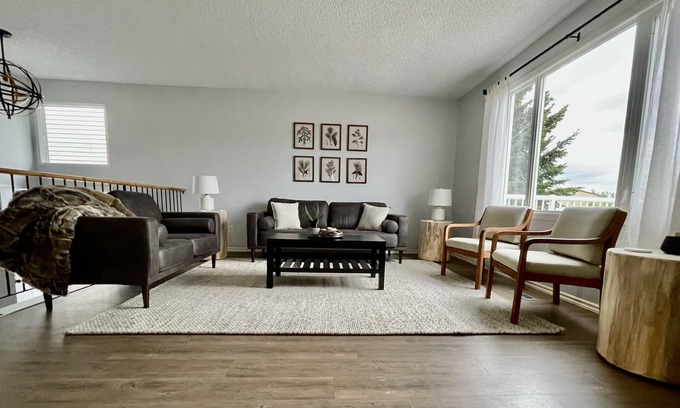 Hinton House | Mountain Style 4-bedroom Home near Jasper NP gate