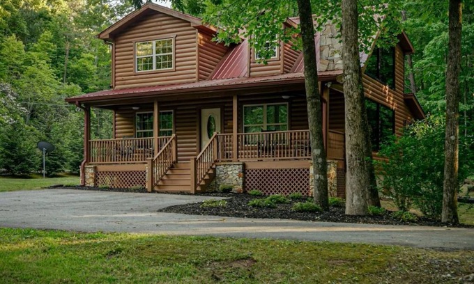 Sautee Nacoochee Cabin | "Mountain Time" luxurious cabin near Helen and Unicoi State Park