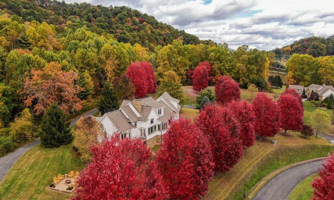 Altamont House | Mountain Top at Linville Falls - Stunning views, hot tub, pet friendly, near Linville Falls Winery!