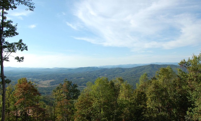 Brasstown Cabin | Mountain Top Cabin 5 minutes from the John C. Campbell Folk School