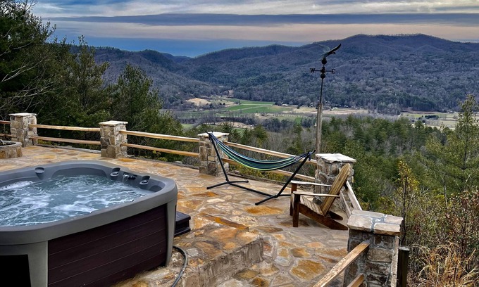 Rabun Gap Cabin | MOUNTAIN TOP RETREAT - STUNNING VIEWS! Hot tub, secluded, family friendly, 5BR!