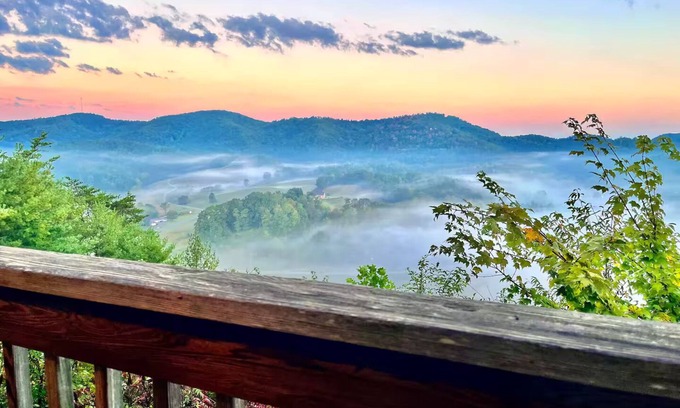 Caton Cabin | Mountain Top View 2 Master BR Centrally Located