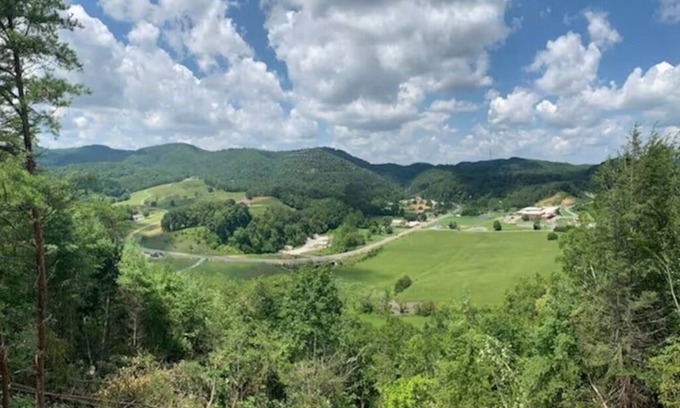 Caton House | Mountain Top Views*2 Master BR* Centrally Located