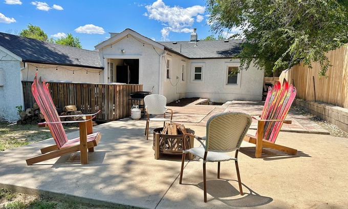 East Colorado Springs House | ☆ Mountain Topaz Getaway☆ Private Home Near Downtown, New Luxury Shower
