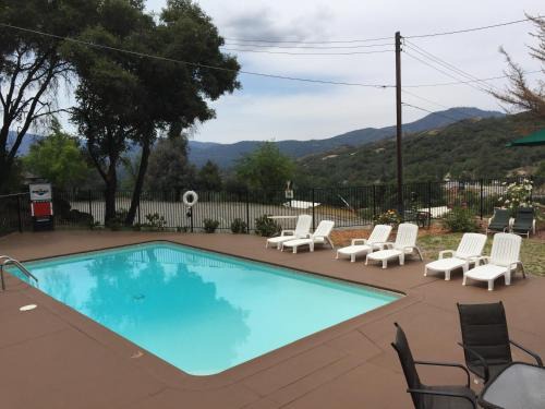 Oakhurst Cabin | Mountain Trail Lodge and Vacation Rentals