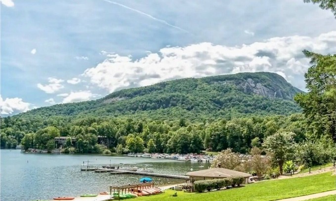 Lake Lure Condo | Mountain Vibes & Morning Brews Studio retreat in Rumbling Bald-HI amenities!