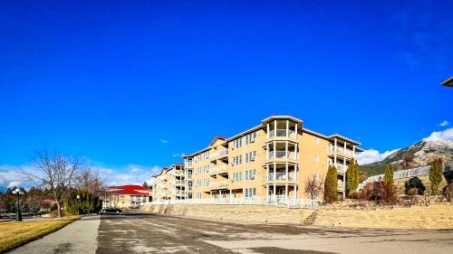 East Kootenay Apartment | Mountain View Suites by StayIn