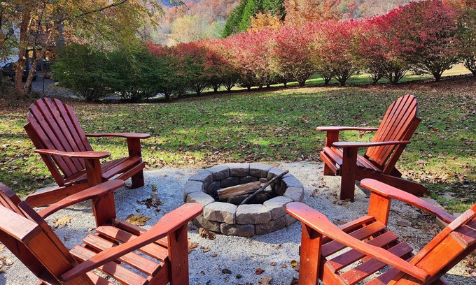 Franklin House | Mountain View Cabin+Hot Tub, 300mbps WiFi with fire pit and arcade games!