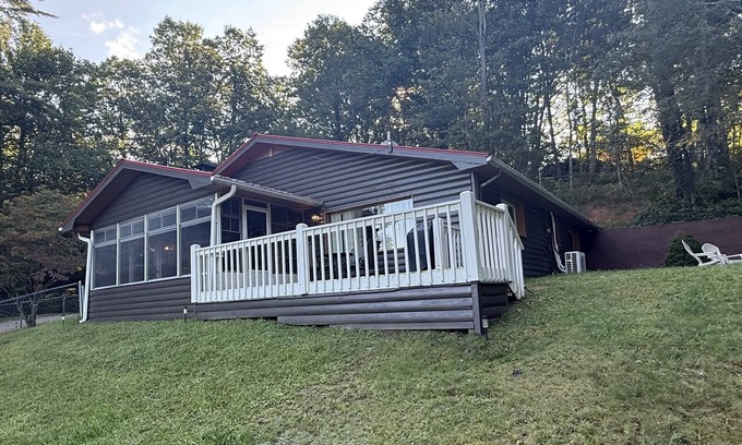 Franklin House | Mountain view cabin with fireplace, washer/dryer, & firepit