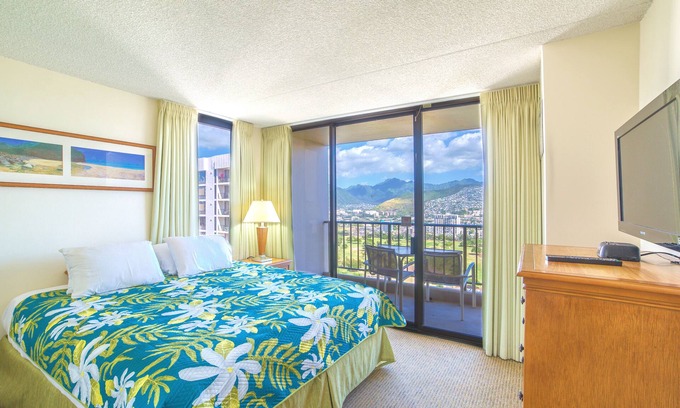 Diamond Head - Kapahulu - St. Louis Condo | Mountain View Condo, Near Beach + Free Parking!