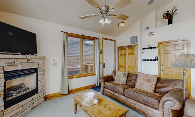 Estes Park Condo | Mountain-view condo with private hot tub, balcony, pool, fireplace, streaming
