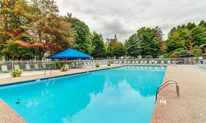 Warren Apartment | Mountain-view condo with fireplace, 3 pools, hot tub, tennis & gym - near skiing