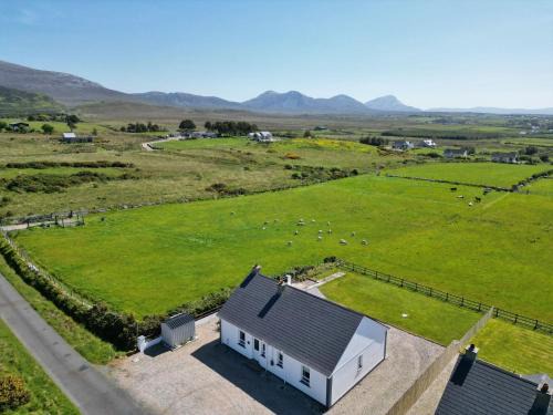 Donegal House | Mountain View Cottage - Style, Calm & Scenery EV Friendly Zappi