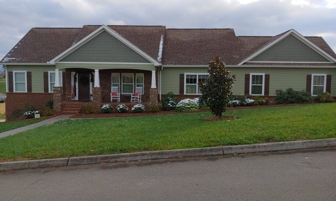 Maryville House | Mountain View Getaway