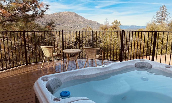 Oakhurst House | Mountain View Hideaway: Hot Tub, Near Yosemite & Bass Lake, Mountain View