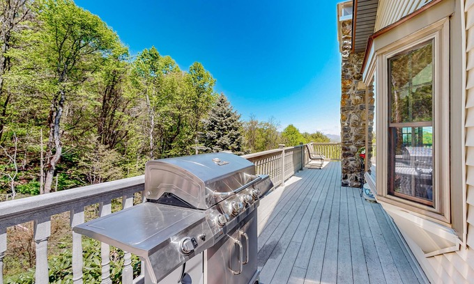 Waynesville House | Mountain view home with a furnished deck, gas fireplace, & washer/dryer