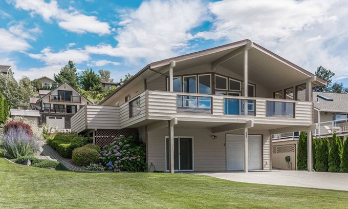 Orondo House | Mountain view home with river view, pool access, central AC