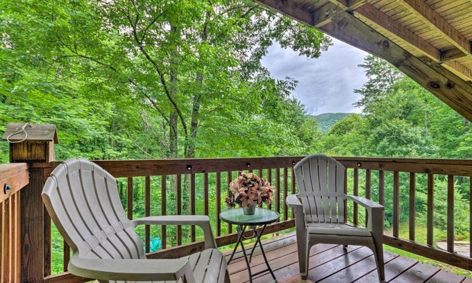 Settlers Ridge House | Mountain-View Maggie Valley Home with 2 Decks!