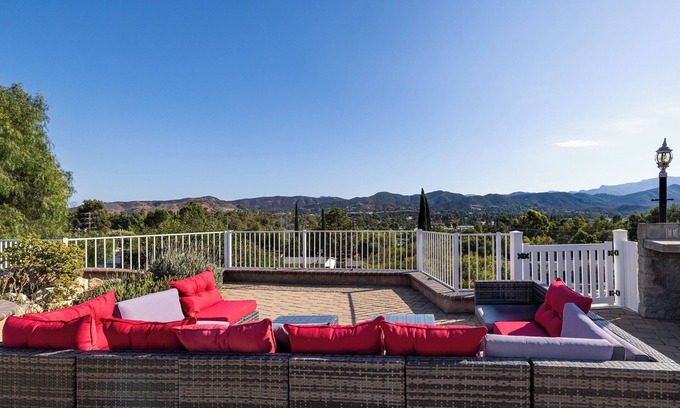 Thousand Oaks House | Mountain View Paradise 5-Bedroom House - Fire pit, Game room, BBQ, Stunning View