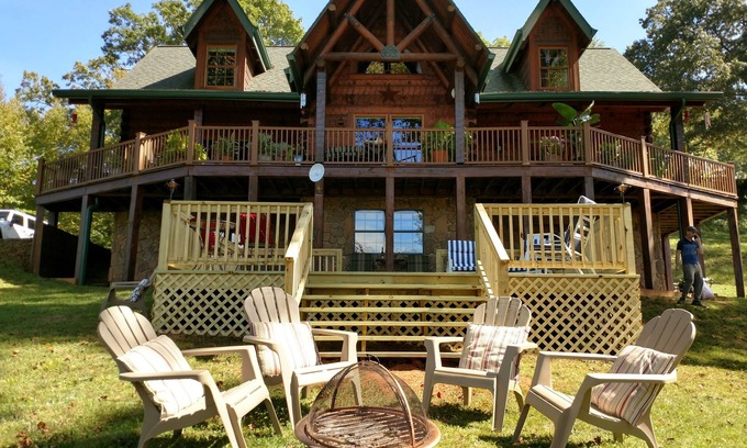 Sylva Cabin | Mountain View Retreat/2BR Log Home Apt w/Private Dining Deck & BBQ/Massage