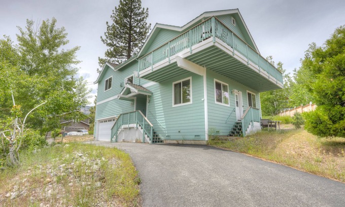 Mountain View Estates House | Mountain-View Eden | Spacious Balcony & Fireplaces | Minutes to Lake