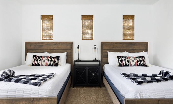 Flagstaff House | Mountain View with Hot Tub/AC nestled in the pines