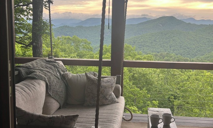 Glenville House | Mountain views, 2 king rooms, ping pong, bunk room, office, hi-speed internet