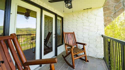 Caton Apartment | Mountain Views at Dolly's Castle Unit 5