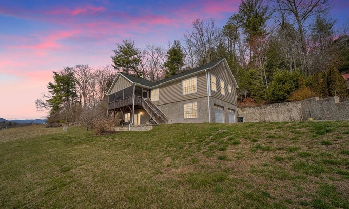 Etowah House | ~Mountain Views~Great location~Near DuPont and Pisgah Forest