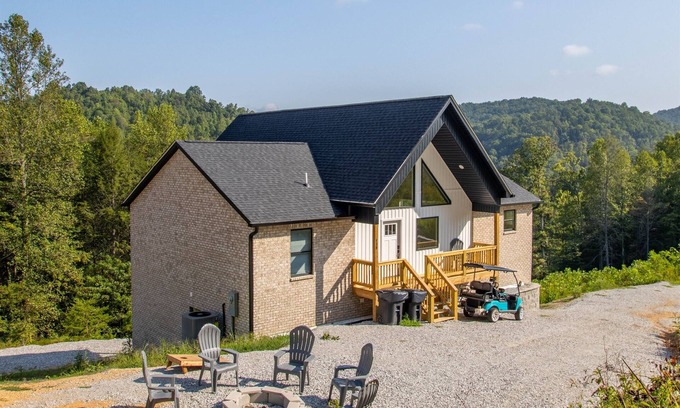 La Follette House | Mountain Views, Lake access, Brand new 6 BR 5Bath, Sleeps 18Pet Friendly
