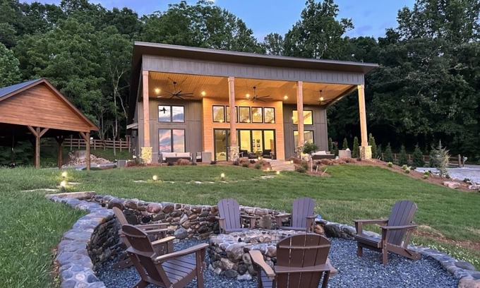 Dahlonega House | Mountain Views/New Barndominium/16+ppl/Mins to Downtown & Wineries/2 Sep Homes