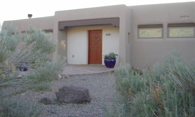 Northeast Santa Fe House | mountain views, walk to plaza, urban wildland interface