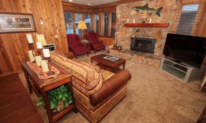 Mammoth Lakes Condo | Mountainback #49, Den