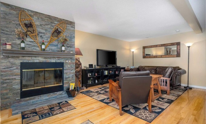 West Dover Apartment | Mountaineer Retreat | Walk to the Lifts @ Mt.Snow!