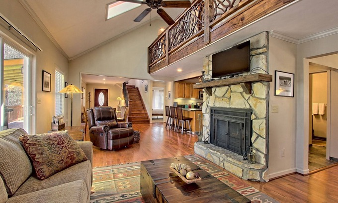 Dillard House | Mountains, Rustic Seclusion w/Private Hot Tub, Swim, Tennis & Golf in Sky Valley