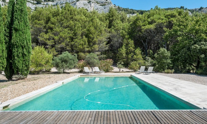 Merindol House | Mountainside 5 bed villa with 6m by 12m swimming pool in the Luberon Valley.