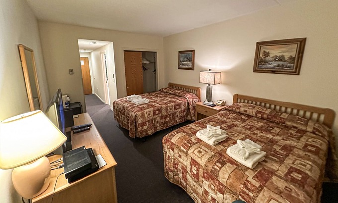 Lincoln Apartment | Mountainside efficiency at ski lift w/pool, hot tub & gym