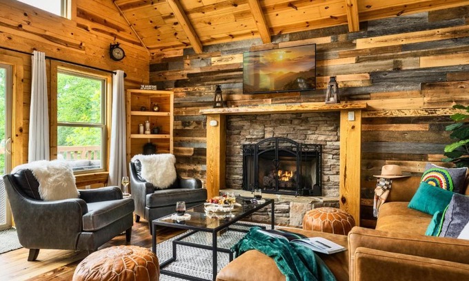 Chalet Village North Ski Chalet | Mountainside - New Luxury Cabin-Fire Table-Hot Tub-3 Pools-PS5-Bears