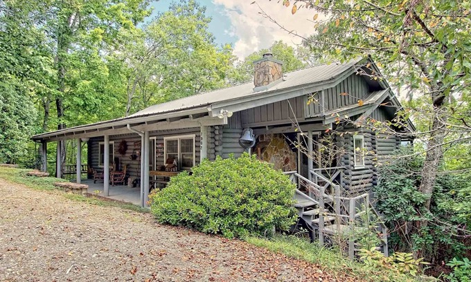 Hiawassee Cabin | Mountaintop log cabin w/wood stove hot tub and grill near Lake Chatuge
