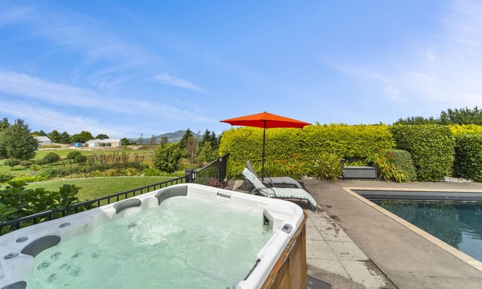 Acacia Bay House | Mountviews Lodge - Acacia Bay Holiday Home