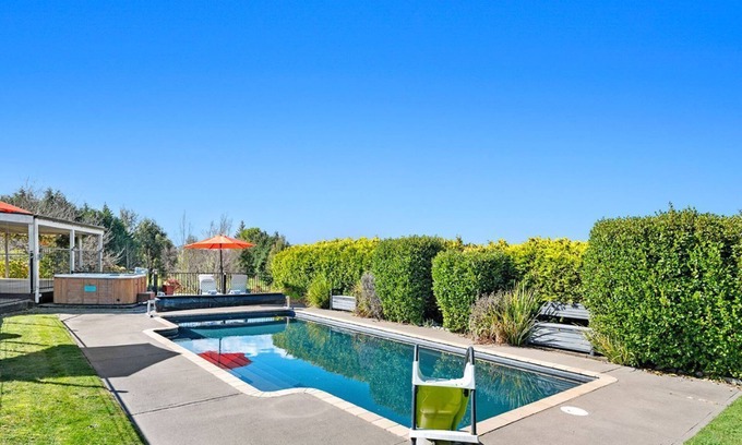 Acacia Bay House | Mountviews Lodge - Taupo