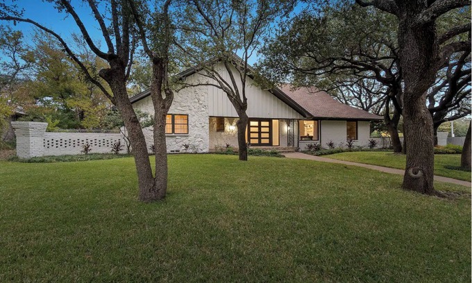 North Dallas House | Move-In Ready Luxury: Stunning 5-Bed Furnished Gem in Preston Hollow