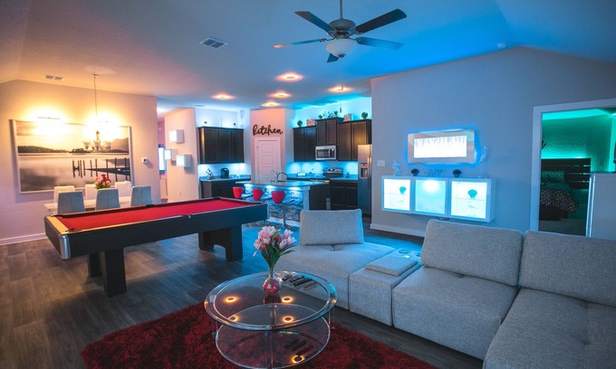 Southside House | Movie Theatre! Pool Table!Lackland! Vanity room ! Near Seaworld !