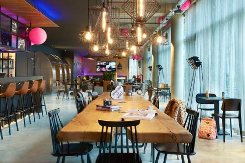 Roissy-en-France Hotel | Moxy Paris Charles de Gaulle Airport