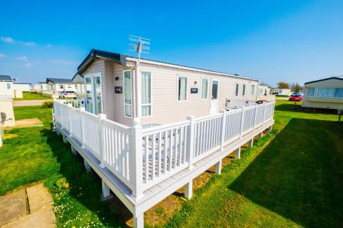 Camber Resort | MP639 - Camber Sands Holiday Park - 3 Bedroom - Sleeps 8 - Large gated decking - Close to facilities
